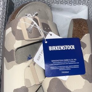 two-strap sandals / narrow fit